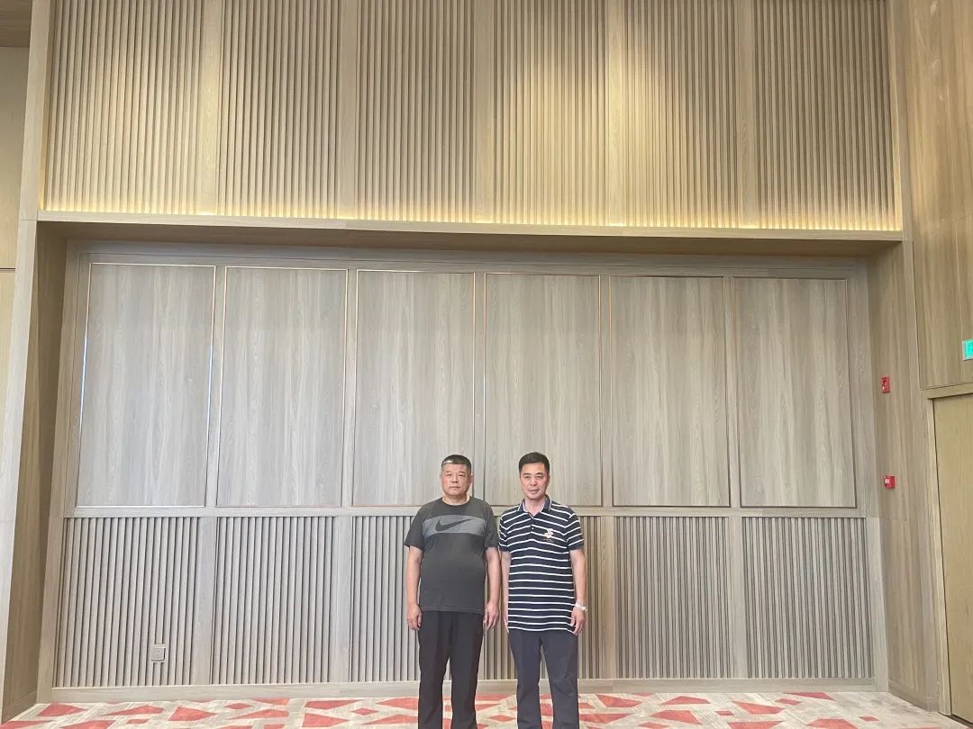 驕陽(yáng)似火，董事長(zhǎng)實(shí)地驗(yàn)收大型酒店工裝項(xiàng)目